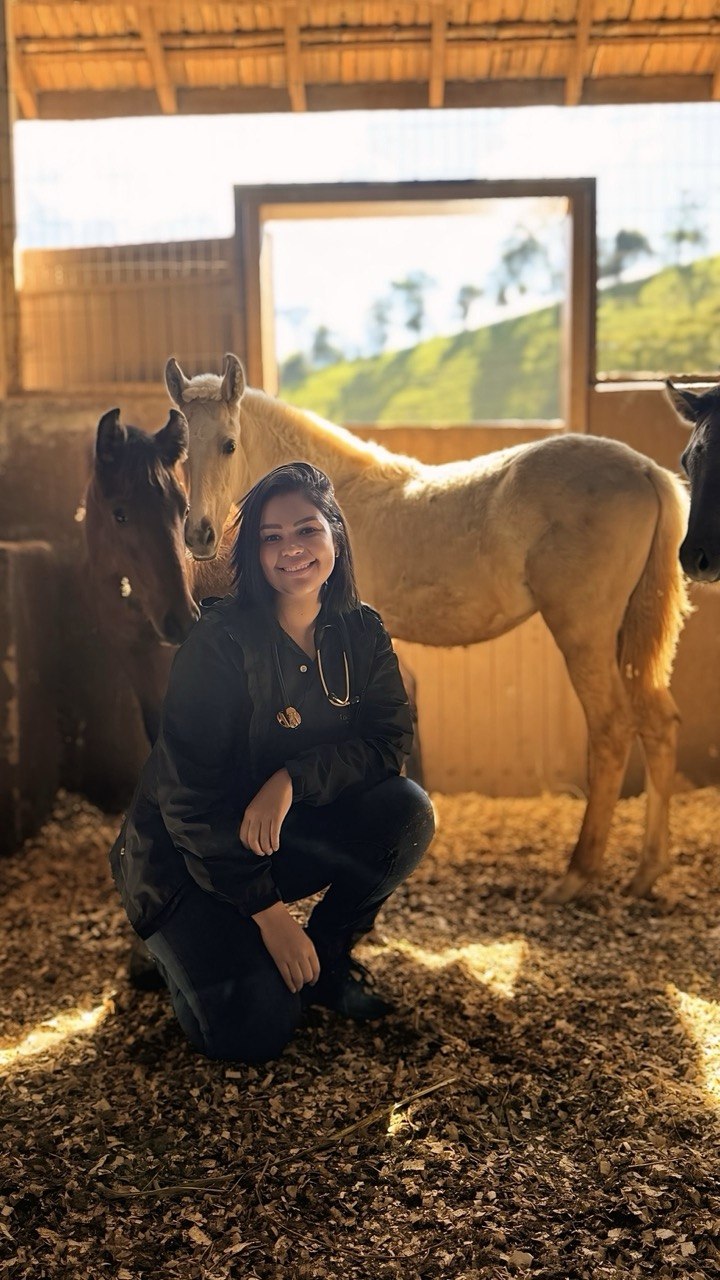 Médica-veterinária Lorrane Pacheco com cavalos